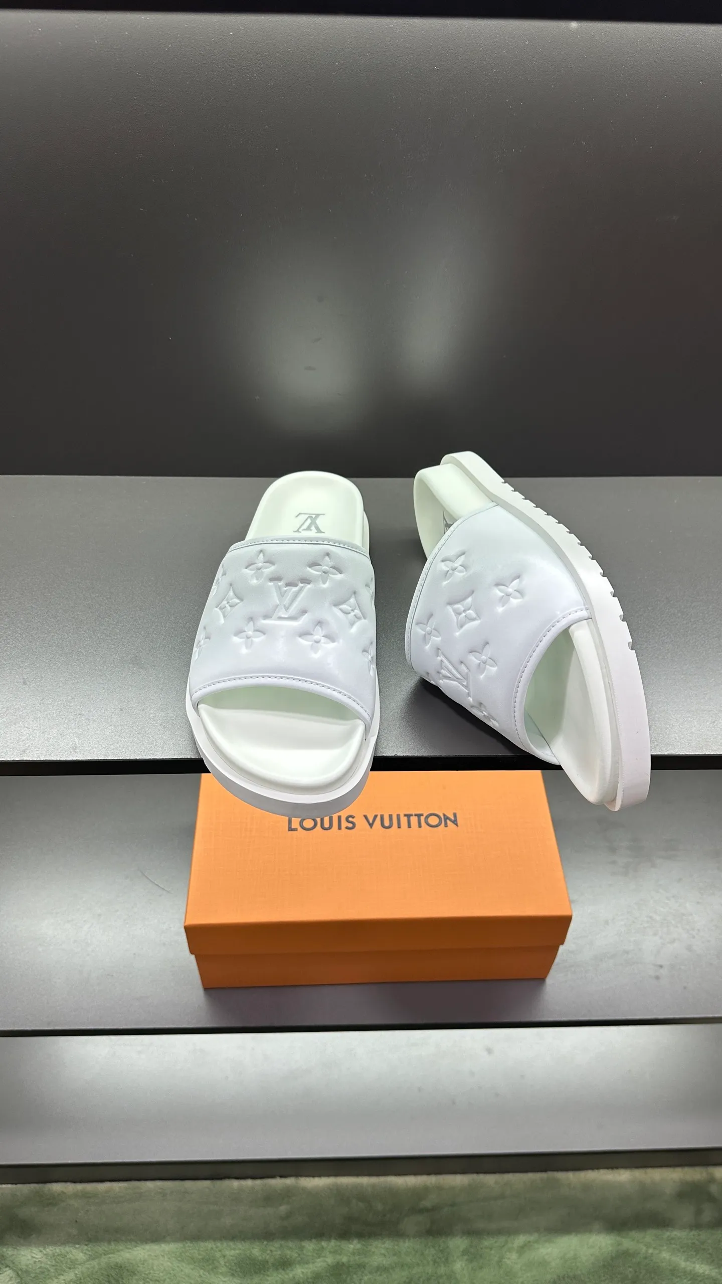 [L Home] P: 300💰Size: 38-45 Top purchasing lv men's summer slippers, classic presbyopia with soft real leather lining, unique color splicing effect, distinctive personality, fashionable and trendy essential style, light and comfortable. Lightweight and tough rubber insole, micro ridged foam outsole, super comfortable!